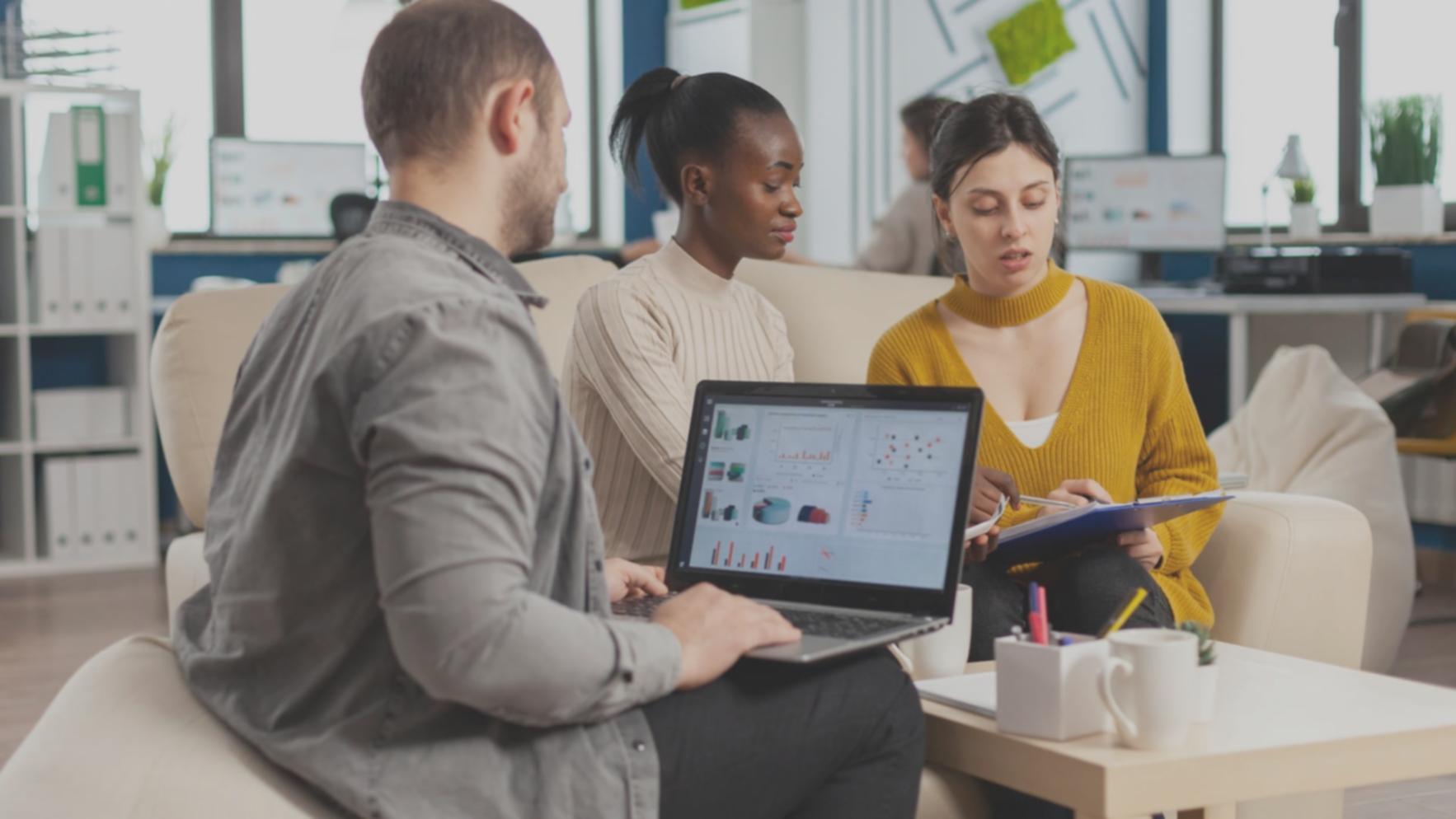 Учасники воркшопу з романтичної прози працюють над своїми текстами