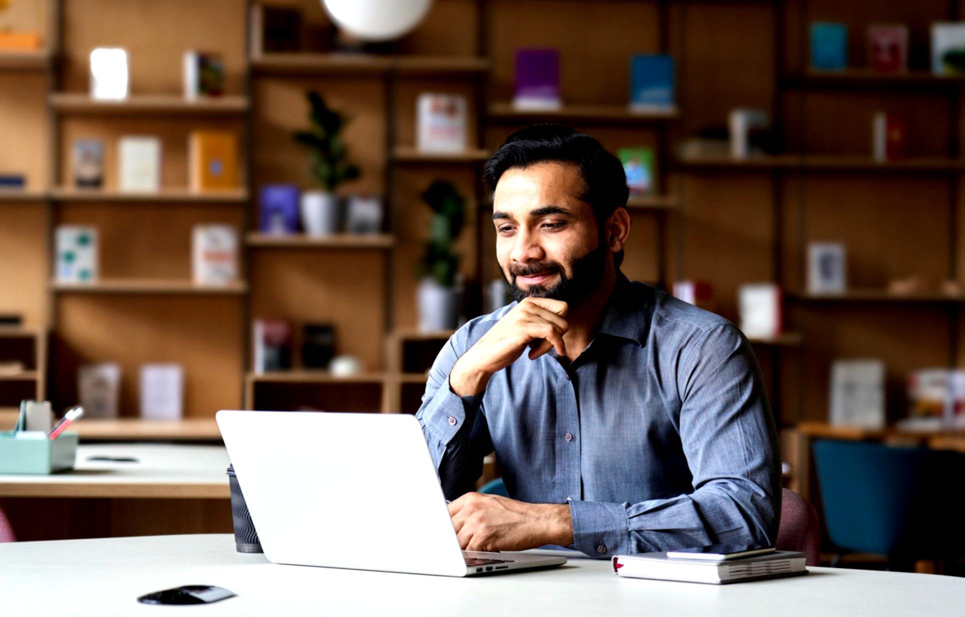 Студент працює над рукописом з детальними нотатками